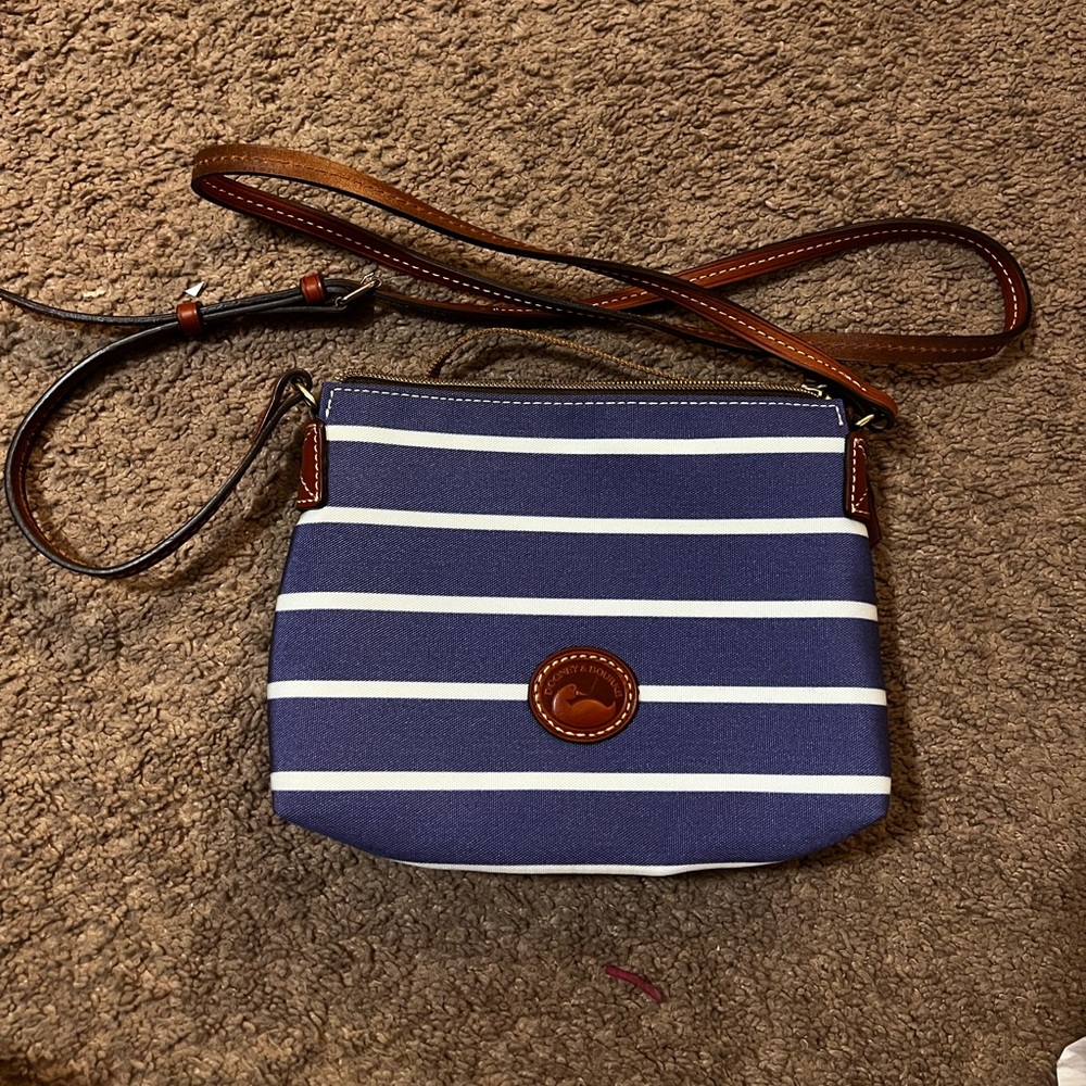 Dooney & Bourke crossbody pouchette - Picture 1 of 7